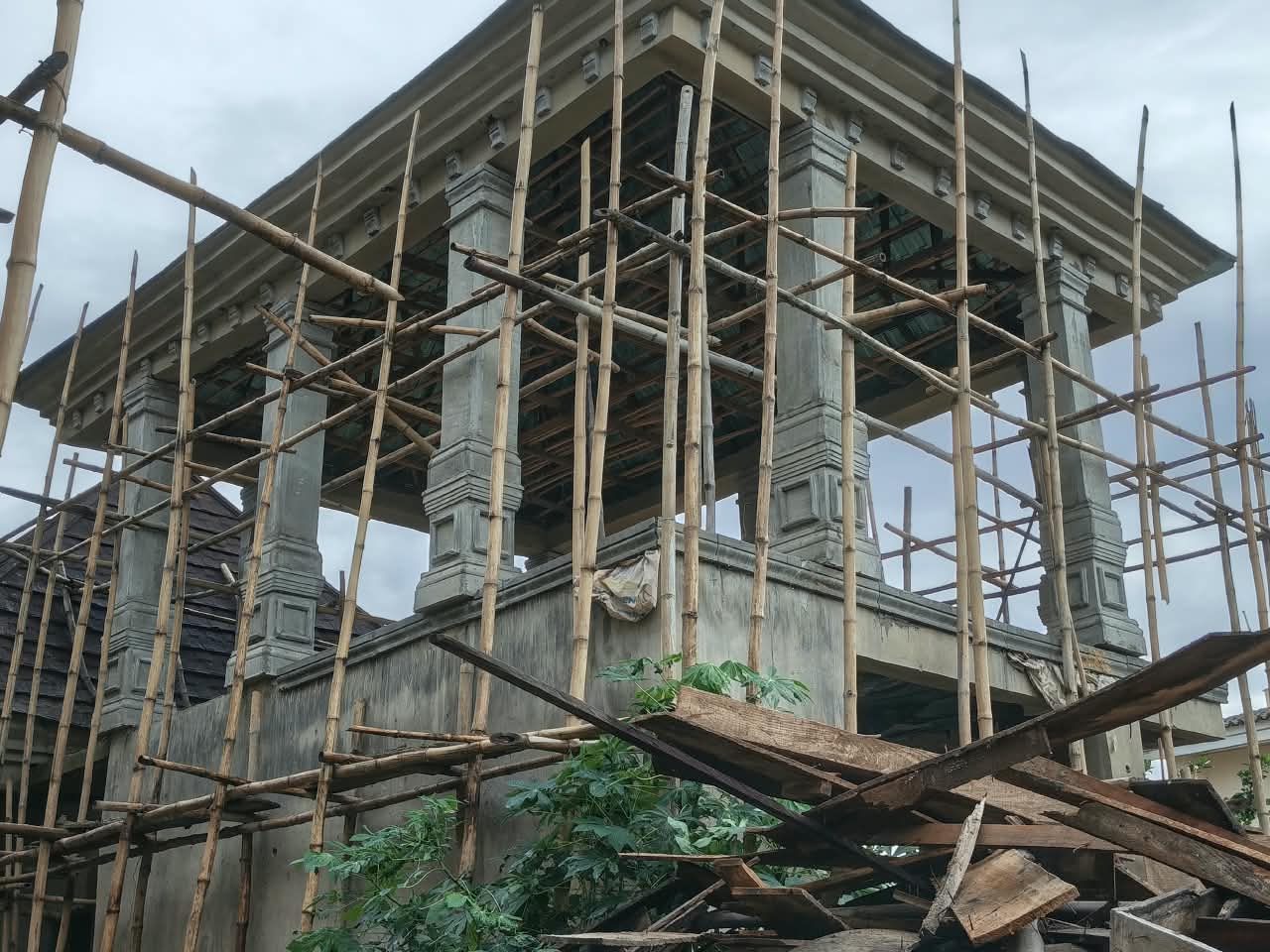 Moulded columns and a decorative cornice on a rooftop pavilion under construction